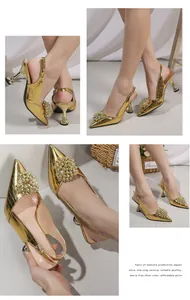 Detailansicht goldener Slingback-Heels mit Krokoprägung und dekorativer Perlenblume