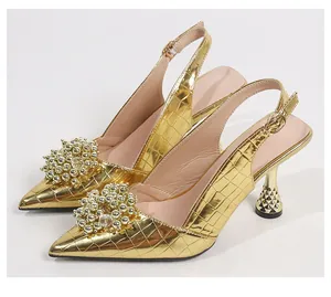 Elegante goldene Slingback-Heels in Krokoprägung mit Perlen- und Kristallverzierung