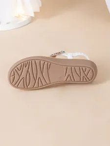 Λεπτομερής προβολή της αντιολισθητικής καφέ σόλας σε επίπεδο σανδάλι παραλίας με στρας