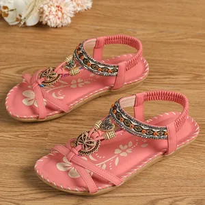 Elegante rosa Bohemian flache Sandalen mit handgefertigten Perlen und Strasssteinen