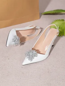 Elegante weiße spitze Slingback-Absätze mit Krokoprägung und dekorativem Perlen-Broschen-Detail