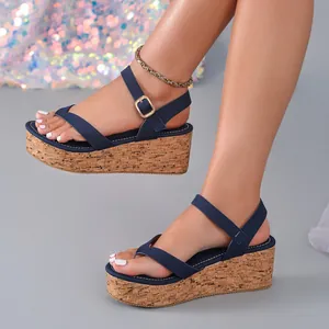 Sandales compensées bleu marine avec semelle épaisse en liège et boucle de cheville.