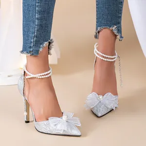 Élégants escarpins argentés à paillettes avec brides en perles et nœuds en résille