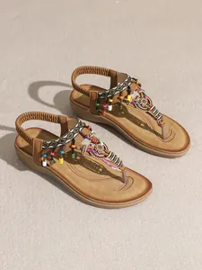 Boho έθνικ φλατ σανδάλια με πολύχρωμες χάντρες και σχέδιο T-strap.