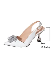 Weiße Slingback-High-Heels mit Krokodilmuster, 9 cm Absatz und Strass-Verzierung