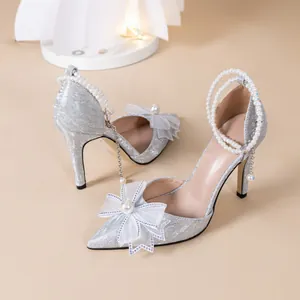 Chaussures à talons hauts pailletées argent avec bride perle à la cheville et nœud