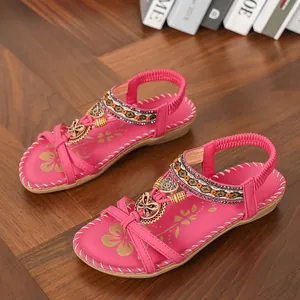 Bohemische rosa flache Sandalen mit Holzperlen und glänzenden Strass-Verzierungen