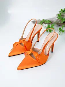 Eleganti decolleté slingback in raso arancione con fiocco decorativo e punta affilata.