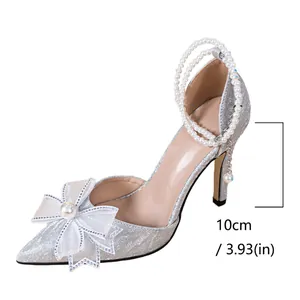 Escarpins argentés à paillettes, bout pointu, nœud et bride perle à la cheville, talon 10 cm