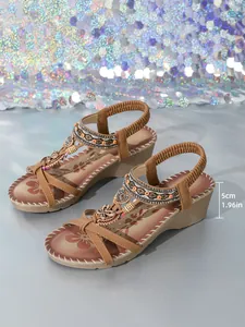 Detaillierte Ansicht böhmischer Keilsandalen mit Perlen und 5 cm Absatzhöhenmessung