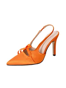 Dettaglio dell'elegante fiocco e della punta di queste décolleté in raso arancione.