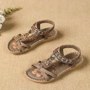 Detailansicht der böhmischen flachen Sandalen mit ethnischen Holzperlen und Blumenmuster