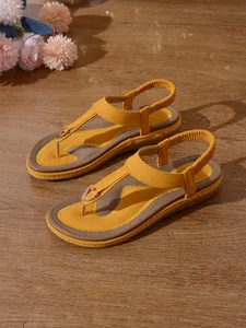 Elegantes sandalias de dedo amarillas estilo bohemio con tira elástica de talón.