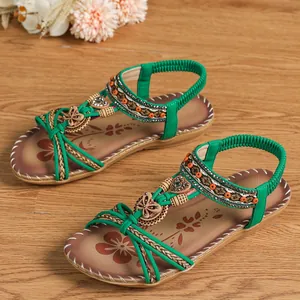 Handgefertigte grüne flache Bohemian-Sandalen mit Perlen, Strass und Schmetterling