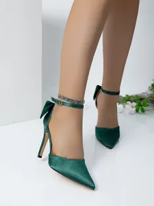 Eleganti decollete in raso verde scuro a punta con cinturino a fiocco