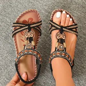 Handgefertigte flache Bohème-Sandalen mit schwarzen Perlenriemen und Schmetterlingen