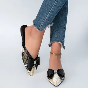 Elegante dames instappers met puntige neus, strass-strik en gouden bloemenpatroon