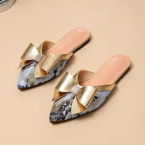 Elegante platte muiltjes met spitse neus van blauwe jacquard en gouden strasstrik