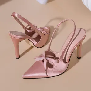 Eleganti tacchi alti in raso rosa a punta con fiocco decorativo e cinturino slingback