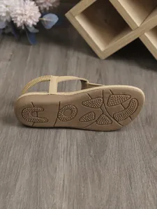Primer plano del detalle de la suela de goma antideslizante de las sandalias playeras boho