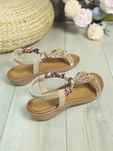 Sandali bohémien eleganti con perline, strass scintillanti e cinturini intrecciati da donna.
