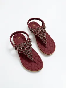 Vista detallada de las sandalias bohemias burdeos con brillantes detalles de strass