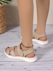 Dettaglio dei sandali platform bohémien con cinturini intrecciati su gambe