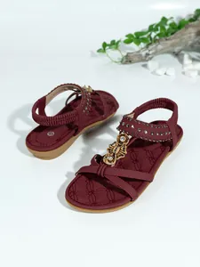 Sandalias planas granate estilo bohemio con bordado de cuentas y detalles de tachuelas
