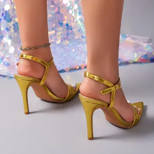 Elegante gouden stiletto sandalen van 9 cm met puntige neus en verstelbaar enkelbandje.