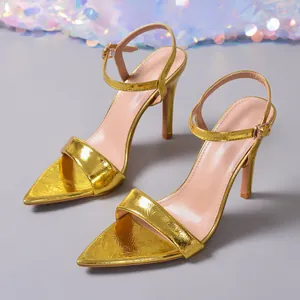 Elegante goudkleurige sandalen met hoge hak, puntige neus en verstelbaar enkelbandje