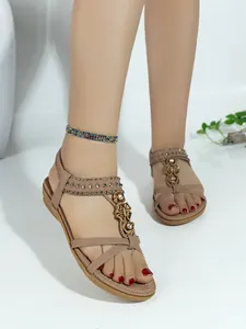 Sandalias planas de estilo bohemio en color marrón claro con cuentas y flores para dama