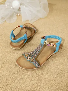 Sandali bassi boho con cinturini elastici blu e intricati dettagli in perline e strass
