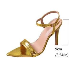 Elegante gouden sandalen met puntige neus en enkelbandje en naaldhak van 9 cm.