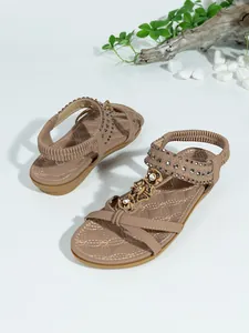 Sandalias planas bohemias color beige para mujer con detalles de pedrería y abalorios