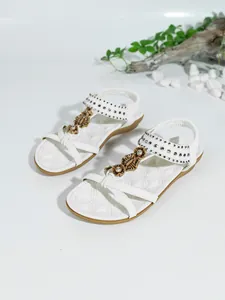 Elegantes sandalias planas blancas bohemias con cuentas hechas a mano y strass brillantes