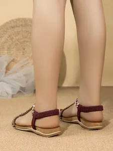 Vista posteriore di sandali bohémien con perline ed eleganti cinturini elastici bordeaux