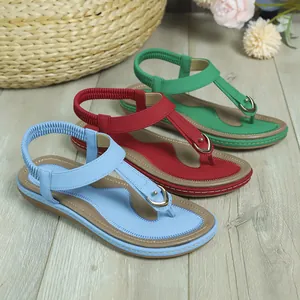 Sandalias planas de dedo estilo bohemio en azul, rojo y verde para la playa
