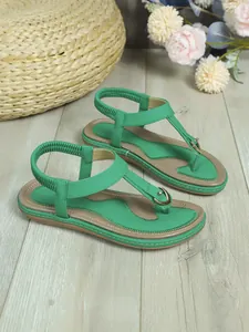 Vista detallada de sandalias planas de dedo verdes estilo bohemio con suela flexible