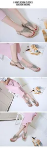 Sandalias planas de estilo bohemio para mujer con intrincados motivos de pedrería.
