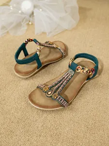 Vista dettagliata di sandali bohémien da donna con perline e strass intricati