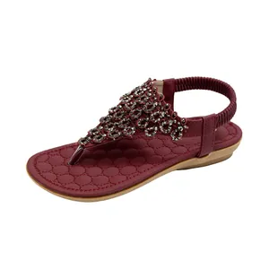 Sandalias planas bohemias color burdeos con pedrería brillante y tira elástica trasera