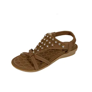 Sandalias planas bohemias marrones con patrones de girasol de diamantes de imitación.