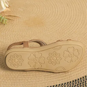 Sandalias planas de estilo bohemio para mujer con suela antideslizante de flores.