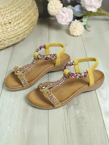 Sandali gialli bohémien con intricati dettagli di perline e strass fatti a mano