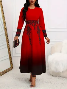 Elegante abito lungo taglie forti sfumato rosso con maniche lunghe e motivi floreali.