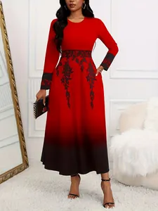Elegante abito lungo a maniche lunghe con scollo rotondo, stampa floreale e sfumatura rossa