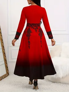Vista posteriore di elegante abito lungo a maniche lunghe con sfumatura rosso-nero e stampa