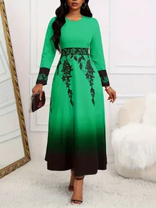 Elegante abito lungo a maniche lunghe a vita alta con una vivace sfumatura di colore verde.