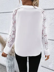Rückenansicht eines weißen Langarmshirts mit detailreichen, weißen Spitzenärmeln.