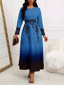 Elegante abito lungo taglie forti sfumato blu con stampa floreale e maniche lunghe.